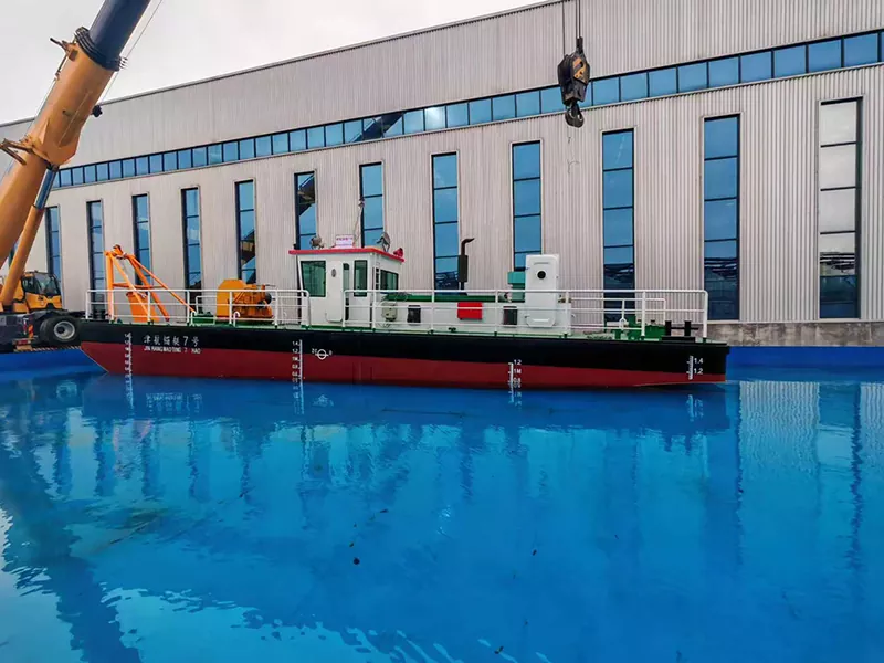 Arbetsbåt för mudderverk